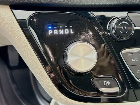 Used 2020 Chrysler Pacifica Limited FWD image 17