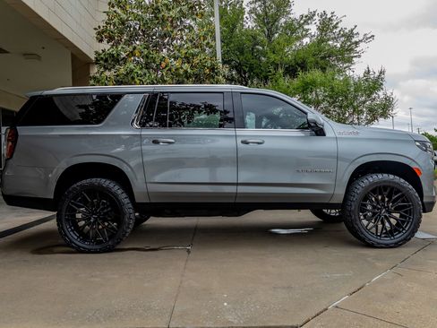 Used 2024 Chevrolet Suburban High Country image 11