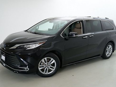 Used 2024 Toyota Sienna Limited AWD/4WD image 3