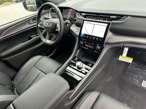 New 2024 Jeep Grand Cherokee Overland w/ Advanced Protech Group III AWD/4WD image 12