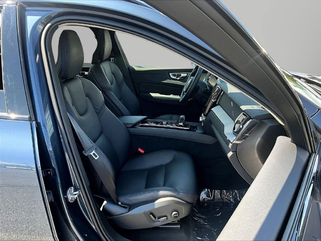 Used 2025 Volvo XC60 B5 Plus w/ Protection Package Premier AWD/4WD image 32