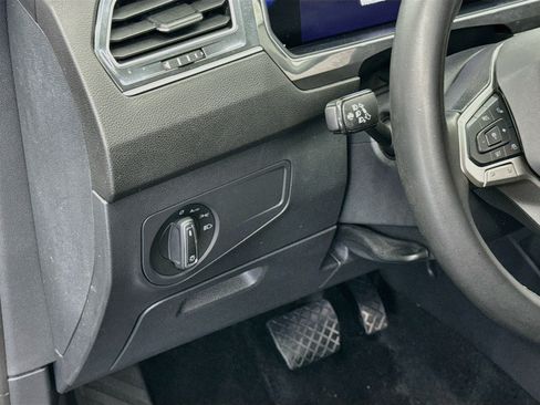 Used 2024 Volkswagen Tiguan SE FWD image 16