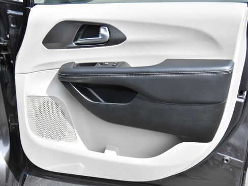 Used 2023 Chrysler Pacifica Touring-L image 49