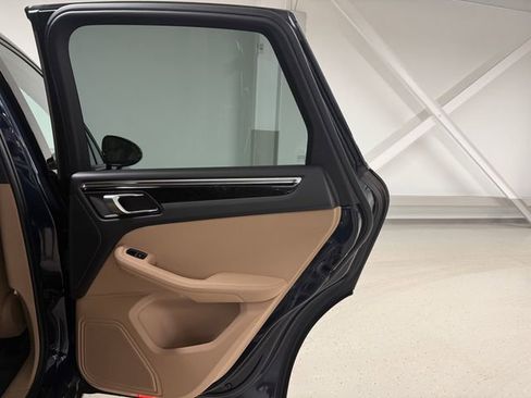 Certified 2023 Porsche Macan AWD/4WD image 32