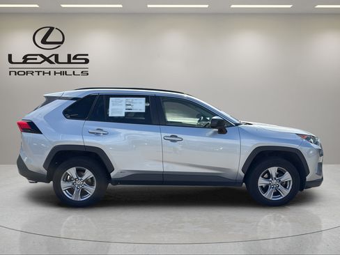 Used 2022 Toyota RAV4 LE AWD/4WD image 5