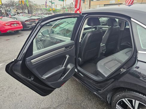 Used 2022 Volkswagen Passat 2.0T SE image 8