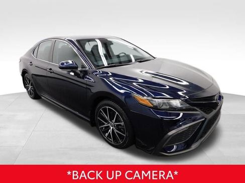 Used 2022 Toyota Camry SE image 2