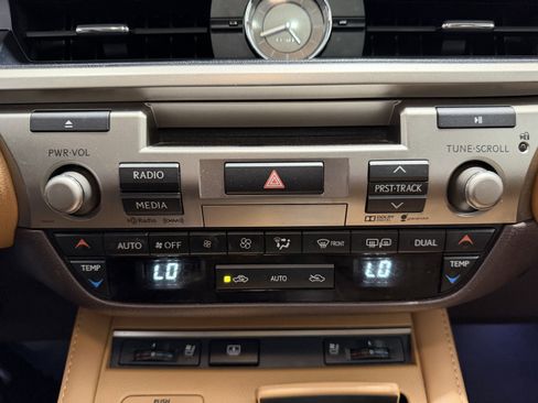 Used 2016 Lexus ES 350 w/ Luxury Package w/Wood Trim FWD image 18