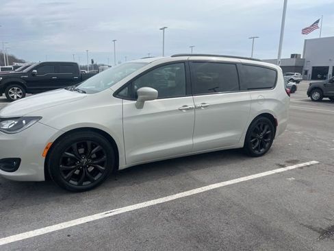 Used 2020 Chrysler Pacifica Touring-L Plus w/ S Appearance Package image 2