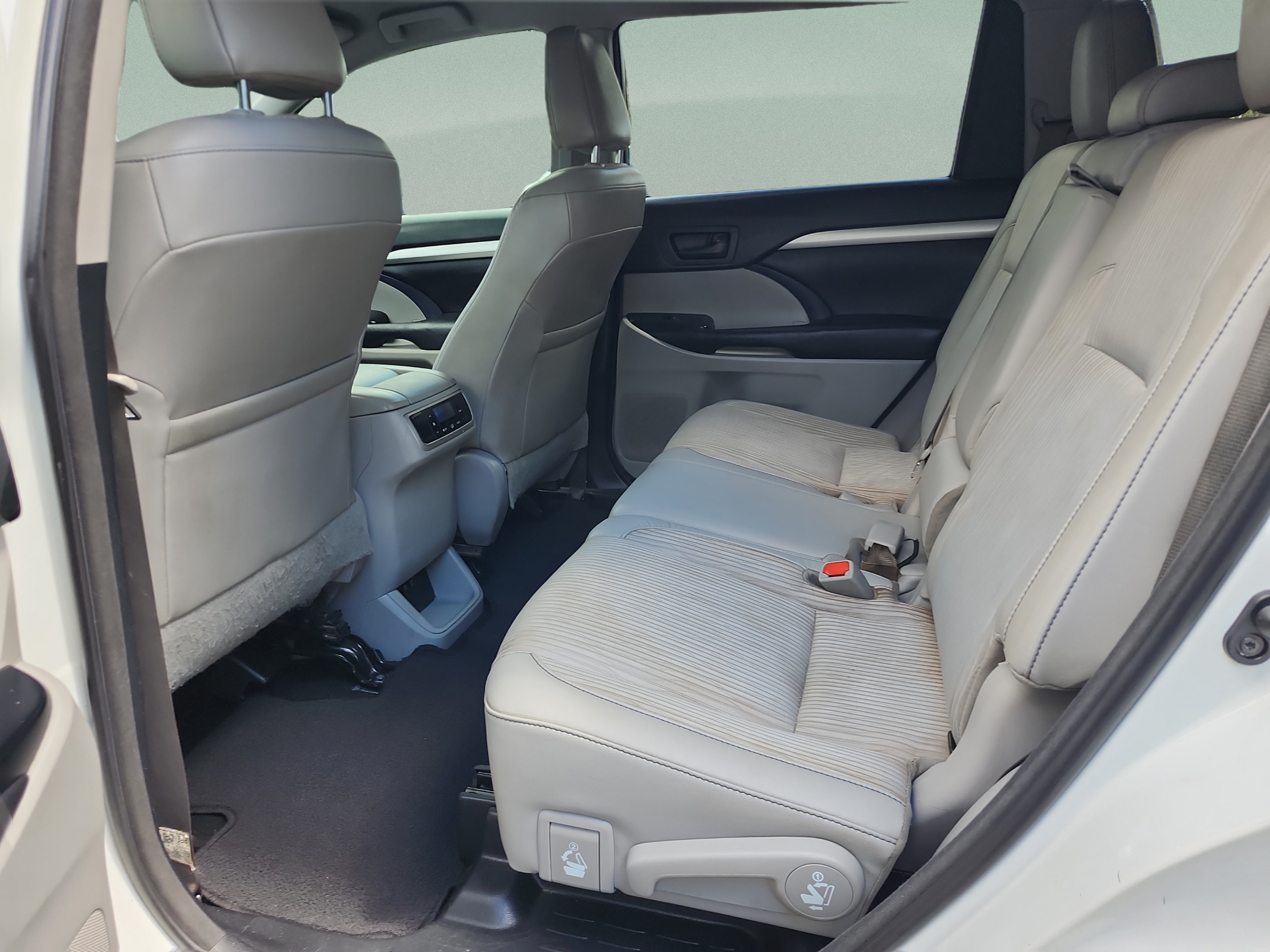 Used 2018 Toyota Highlander Plus FWD image 17