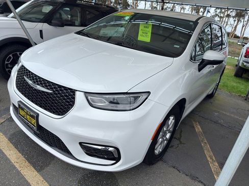 Used 2023 Chrysler Pacifica Touring-L image 22