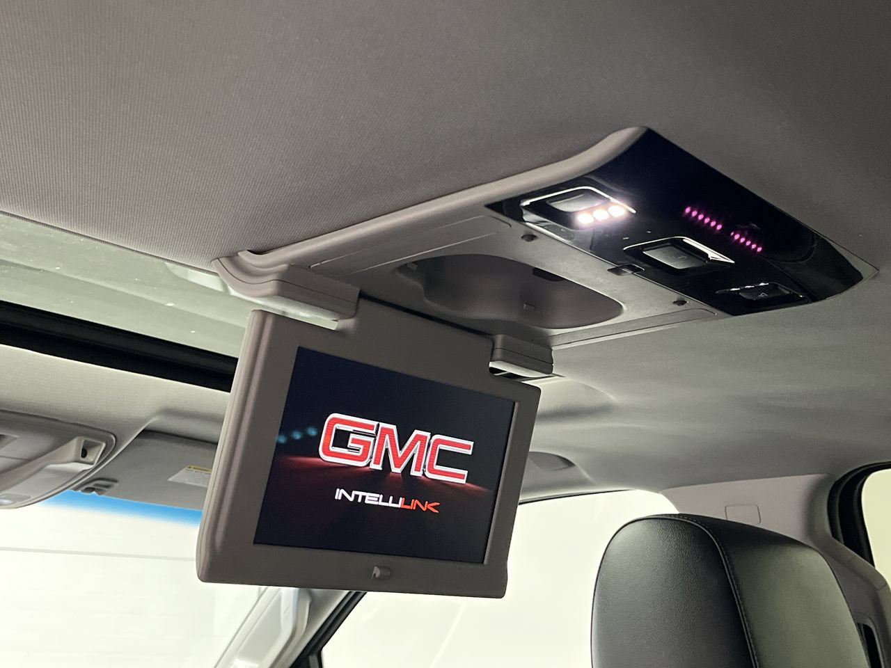 Used 2016 GMC Yukon XL SLT w/ Open Road Package AWD/4WD image 7