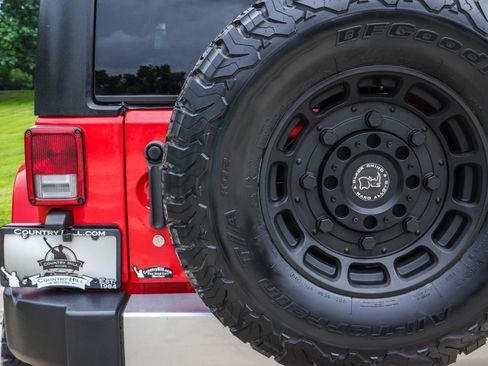Used 2015 Jeep Wrangler Unlimited Sahara w/ Connectivity Group AWD/4WD image 37