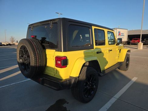 Used 2022 Jeep Wrangler Unlimited Sahara w/ Cold Weather Group AWD/4WD image 8