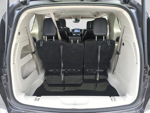 Used 2023 Chrysler Pacifica Touring-L FWD image 6