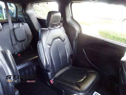 Used 2021 Chrysler Pacifica Touring-L w/ Uconnect Theater Family Group image 17