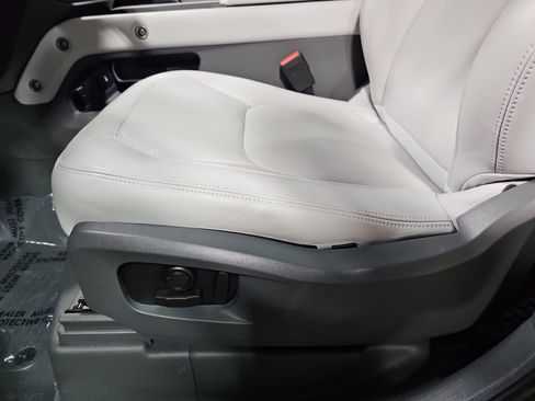 Used 2025 Land Rover Defender 90 X-Dynamic SE image 31