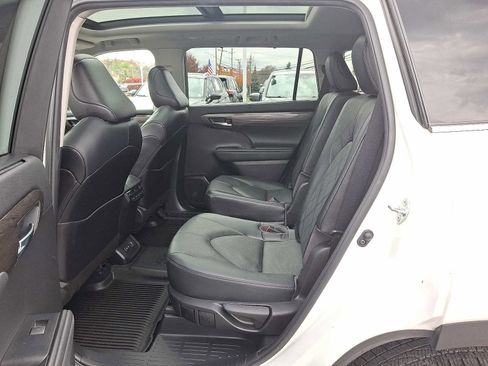 Certified 2022 Toyota Highlander Platinum image 13