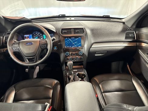 Used 2019 Ford Explorer XLT w/ Equipment Group 202A AWD/4WD image 4