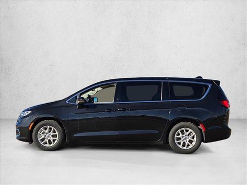 Used 2023 Chrysler Pacifica Touring-L image 8