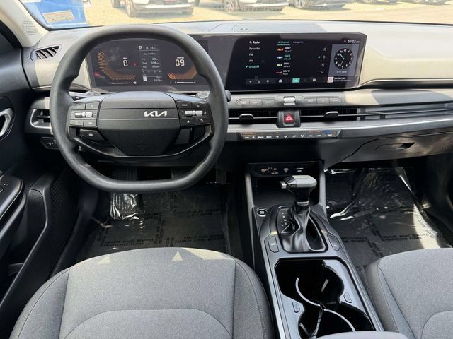Used 2025 Kia K4 FWD image 3