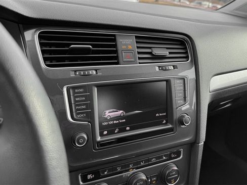 Used 2016 Volkswagen e-Golf SE image 19