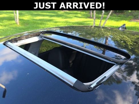 Used 2022 Hyundai Elantra Limited FWD image 5