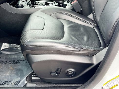 Used 2019 Jeep Cherokee Limited image 18