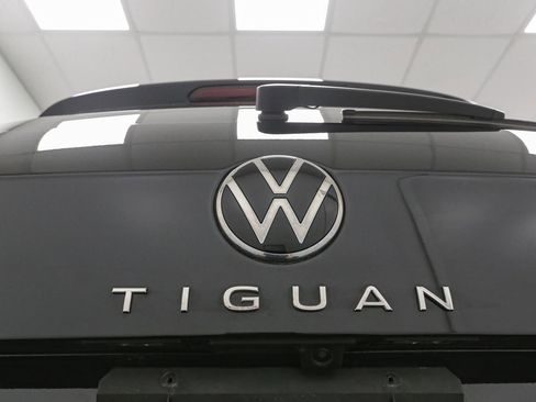 Certified 2024 Volkswagen Tiguan SE R-Line AWD/4WD image 15