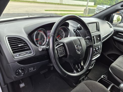Used 2019 Dodge Grand Caravan SE FWD image 18