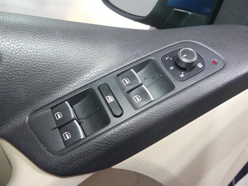 Used 2017 Volkswagen Tiguan SEL AWD/4WD image 19