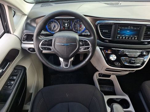 Used 2020 Chrysler Voyager L image 11