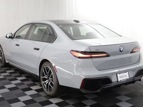 Used 2026 BMW 750e xDrive w/ Autobahn Package AWD/4WD image 19