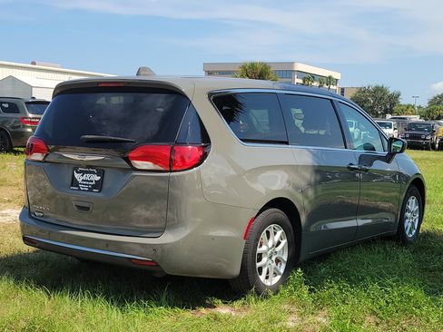 Used 2020 Chrysler Pacifica Touring w/ Advanced Safetytec Group FWD image 4