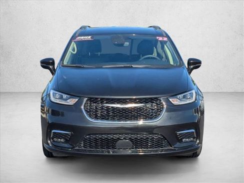 Used 2022 Chrysler Pacifica Touring-L FWD image 2