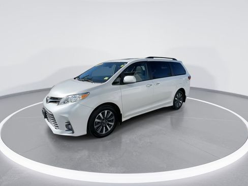 Used 2020 Toyota Sienna XLE w/ XLE Navigation Package AWD/4WD image 8