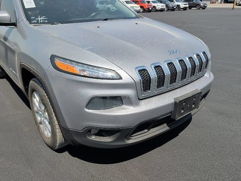 Used 2016 Jeep Cherokee Latitude AWD/4WD image 13