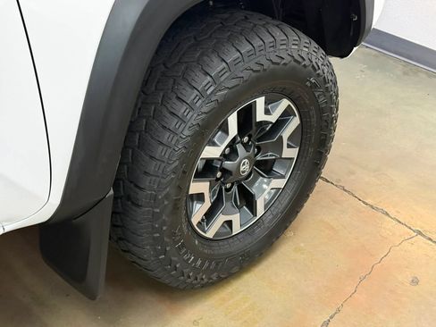 Used 2018 Toyota Tacoma TRD Off-Road w/ Technology Package AWD/4WD image 24