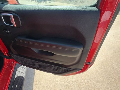 Used 2025 Jeep Wrangler Sahara w/ Dual Top Group AWD/4WD image 18