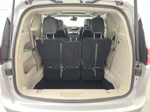 Used 2024 Chrysler Pacifica Limited image 32