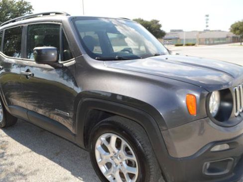 Used 2017 Jeep Renegade Latitude FWD image 2