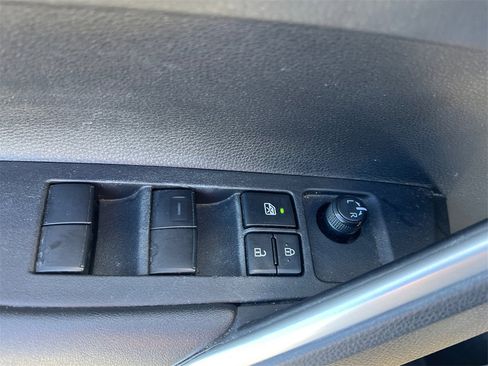 Used 2024 Toyota Corolla Cross LE image 12