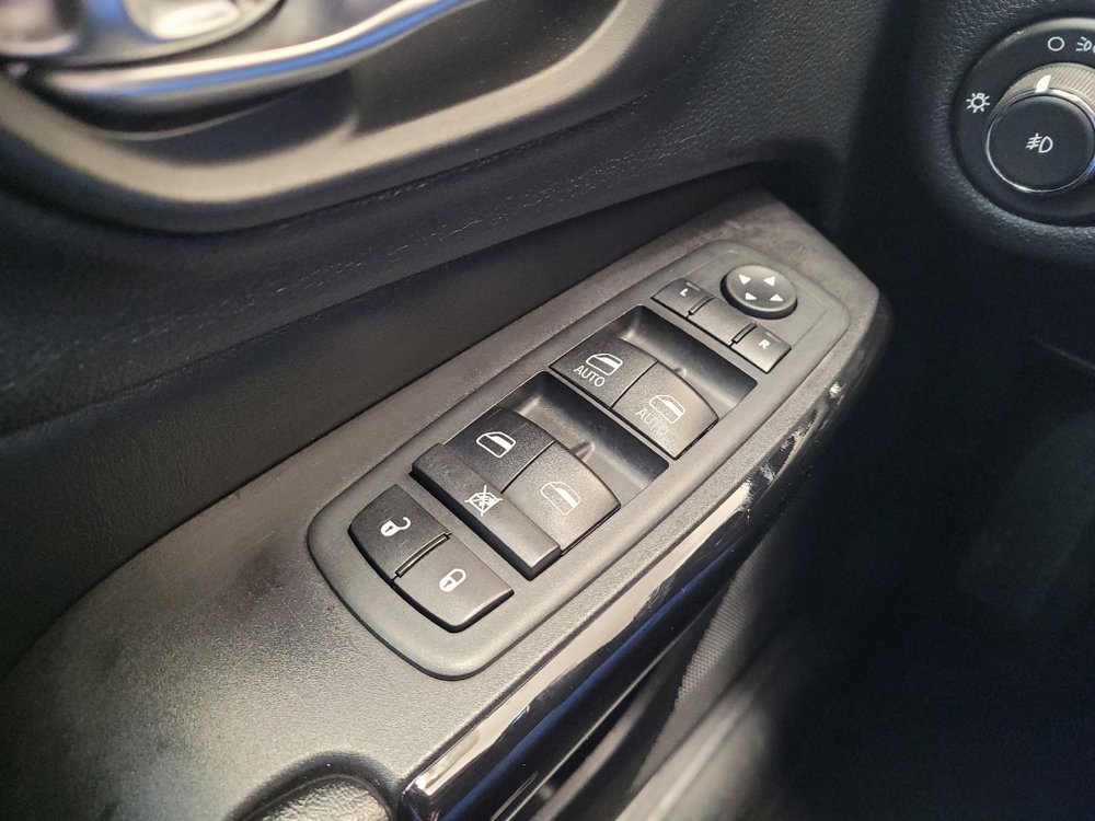 Used 2020 Jeep Cherokee Latitude Plus AWD/4WD image 27