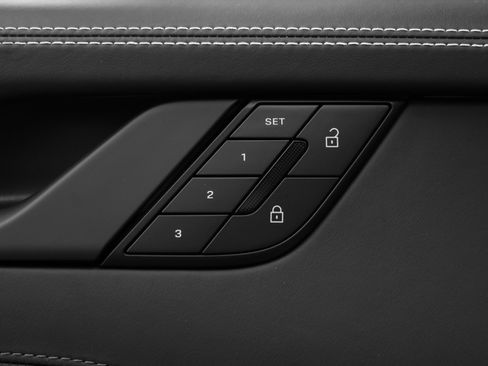 Used 2025 Porsche 911 Carrera w/ Premium Package image 31