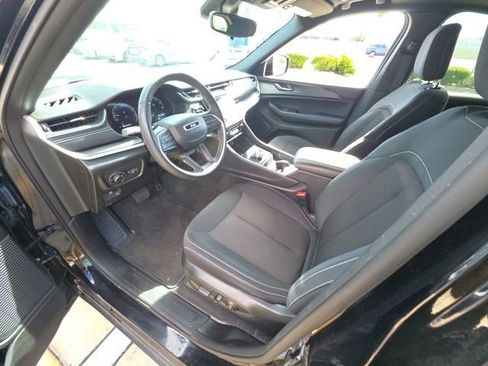 Used 2024 Jeep Grand Cherokee Laredo X w/ Luxury Tech Group I AWD/4WD image 13