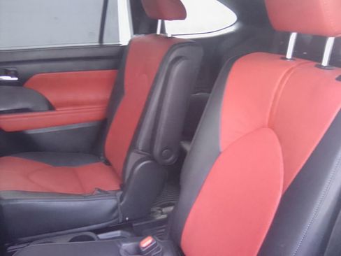 Used 2023 Toyota Highlander XSE image 16