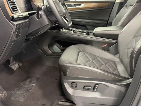 Used 2024 Volkswagen Atlas SE image 12