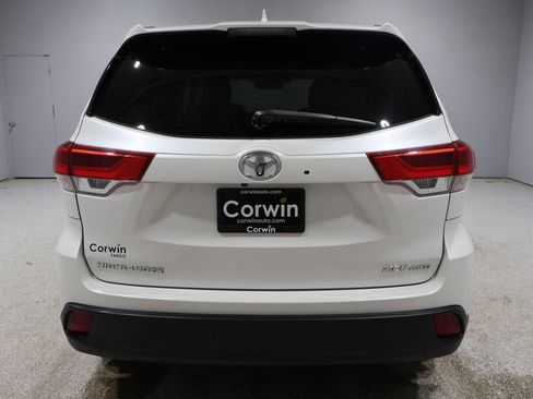 Used 2019 Toyota Highlander XLE image 3