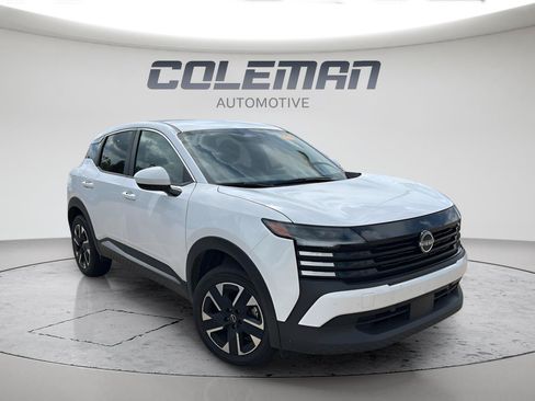 Used 2025 Nissan Kicks SV AWD/4WD image 2