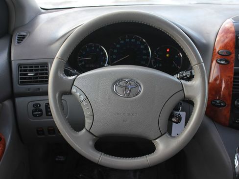 Used 2006 Toyota Sienna XLE image 11